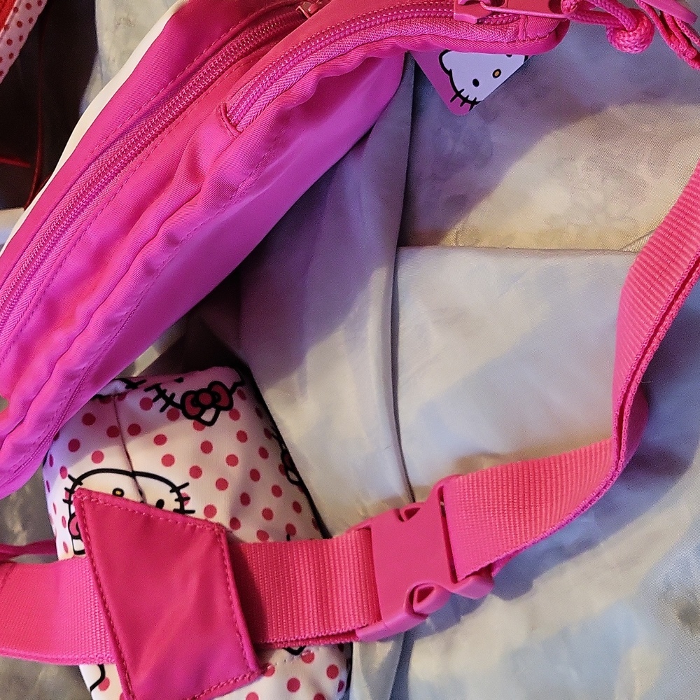 Hello Kitty travel pack w bottle holder - Picture 2 of 2